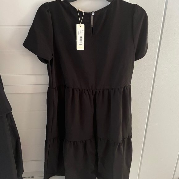 Black Short Sleeve Shift Dress - Picture 2 of 4